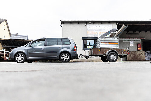 Selbstanlieferung Wertstoff Ein Auto mit Anhänger liefert Wertstoff bei Baumgärtner Recycling an