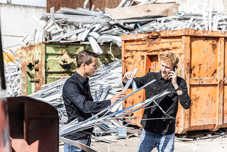 Markus und Luis Baumgärtner Luis und Markus Baumgärtner prüfen Aluminium-Reste auf dem Werstoffhof in Weingarten