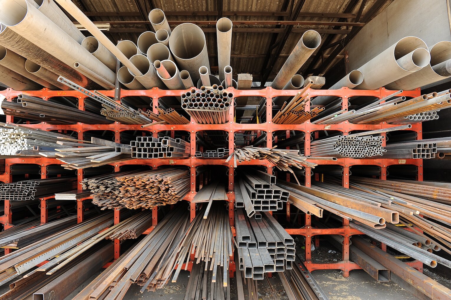 Baumgärtner Gebrauchtwaren Gebrauchte Rohre und Stangen in einem Regal