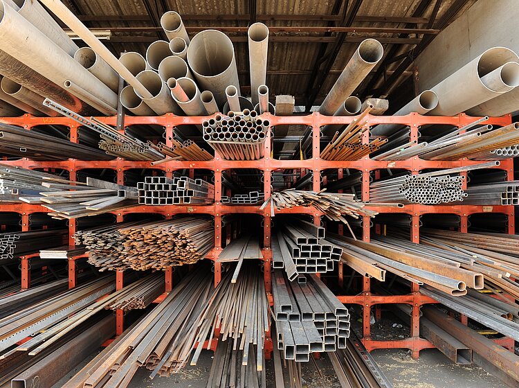 Baumgärtner Gebrauchtwaren Gebrauchte Rohre und Stangen in einem Regal