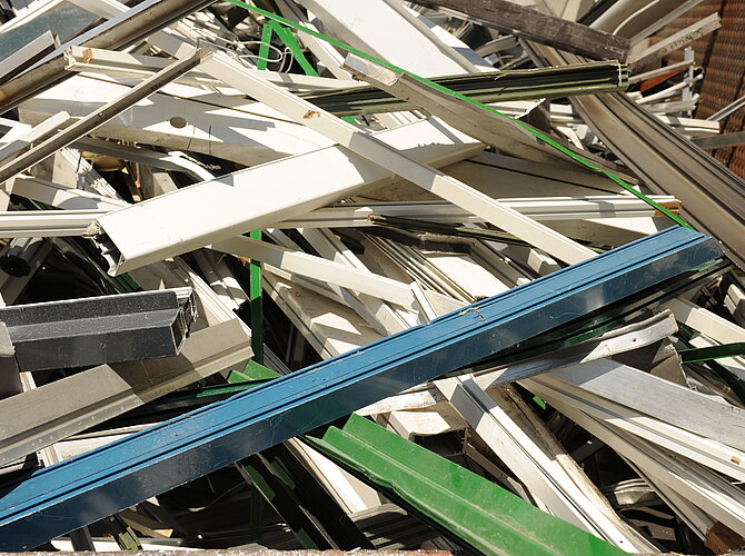 Bauabfälle Verschiedene Bauabfälle auf einem Stapel